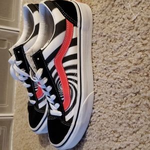 VANS OLD SKOOL WMNS SIZE 7 GENTLY PRE-OWNED